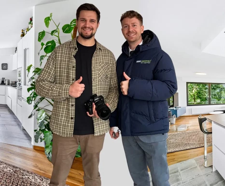 Johannes Schäfer (rechts) mit dem Architekturfotografen während eines Aufnahmetermins in einer Pirmasenser Wohnung