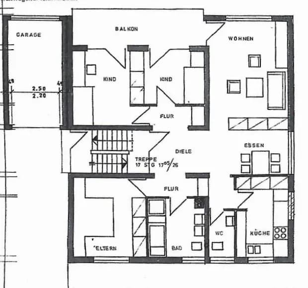 Grundriss eines Einfamilienhauses mit Garage, Balkon, Wohnen, Essen, Küche, Elternschlafzimmer und Kinderzimmern — Referenz aus unserer Immobilienvermarktung.