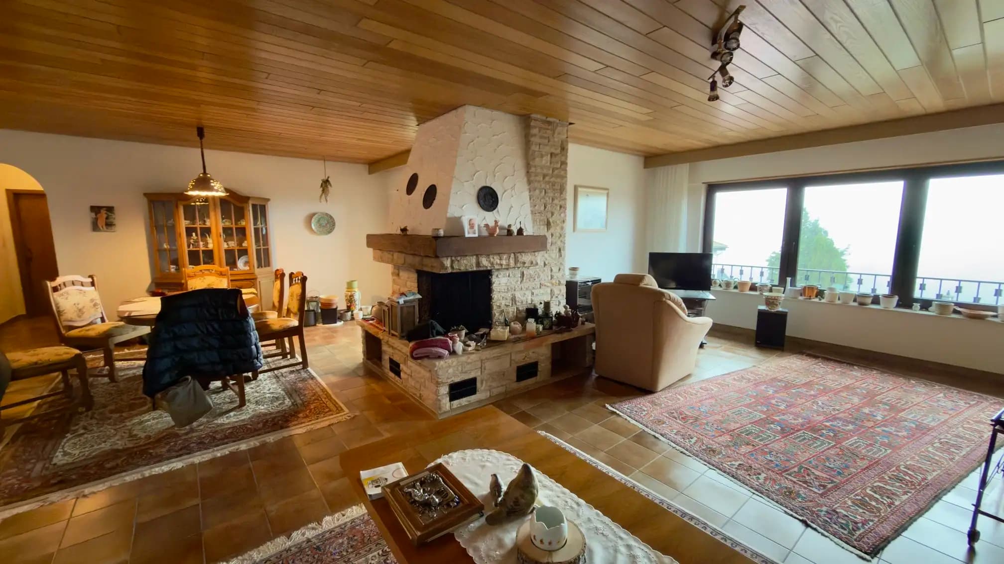 Wohnzimmer vor der Haushaltsauflösung — möbliert mit Sofa, Sitzgruppe und Kamin