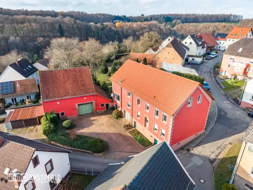 Drohnenbild eines Wohngebiets mit umliegender Natur und hervorragender Infrastruktur.