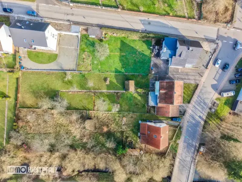 Luftbild eines Wohnhauses mit Carport und Photovoltaikanlage in der Westpfalz.