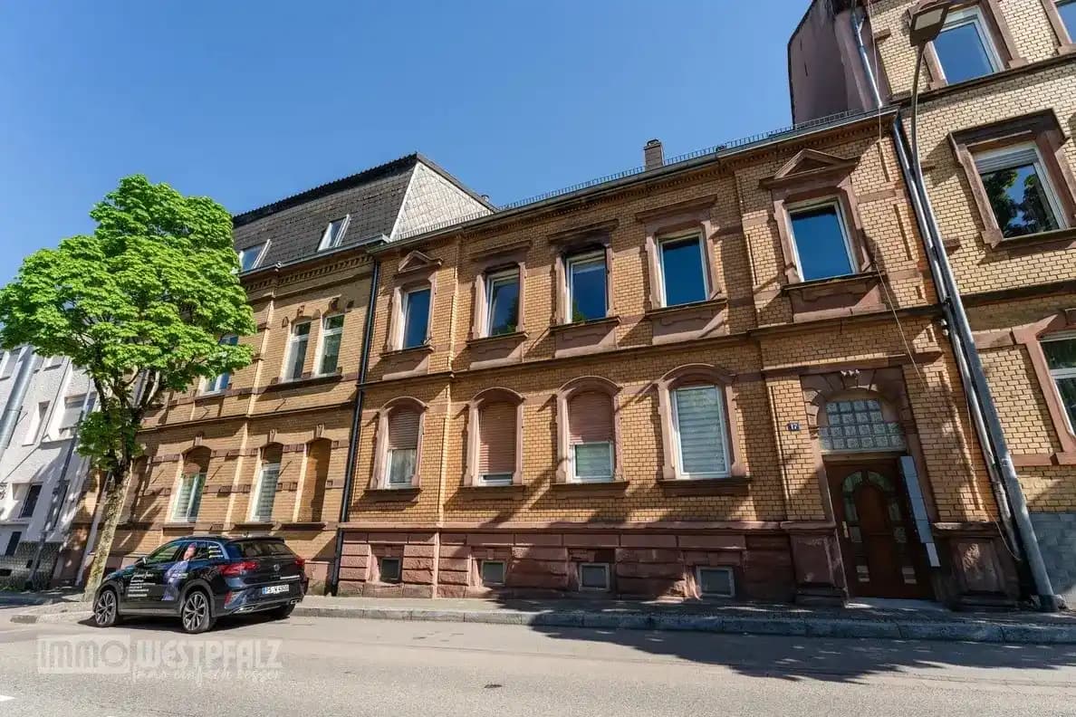 Verkauf — gepflegtes Mehrfamilienhaus in klassischer Bauweise, Immo-Westpfalz-Fahrzeug vor dem Objekt