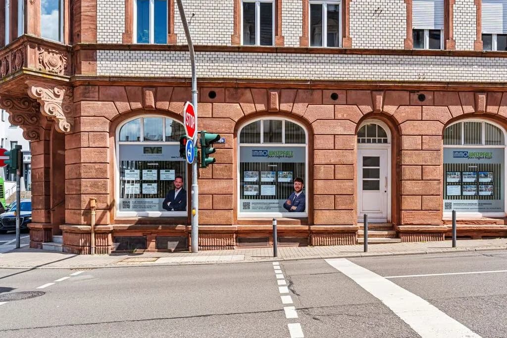 Immobilienmakler Pirmasens — Außenansicht des Immowestpfalz-Büros mit Sandsteinfassade und Schaufenster.