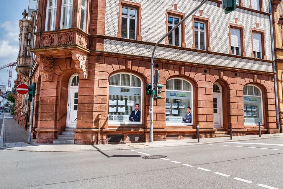 Außenansicht des Immowestpfalz-Büros — historische Sandsteinfassade in Pirmasens.