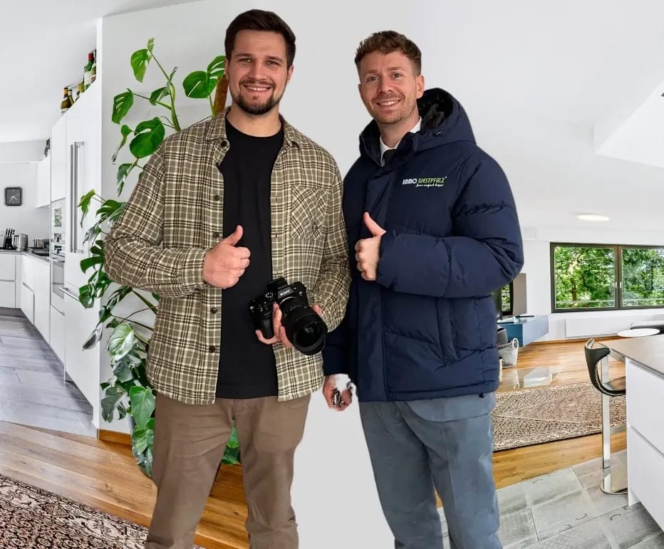 Architekturfotograf und Makler bei einer Immobilienaufnahme vor Ort in Pirmasens — Vollformatkamera auf Stativ