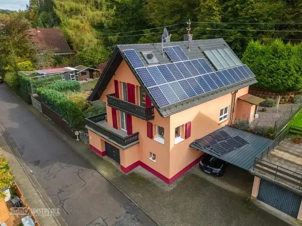 Professionelle Immobilienaufnahme aus der Luft mit Pool, Terrasse und Außenanlagen.